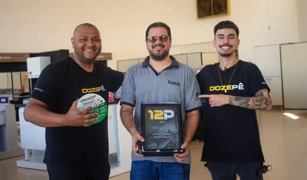 Cleverson com troféu da 12P