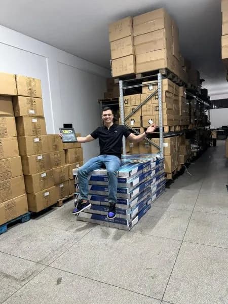 Gustavo Henrique em estoque com mercadorias importadas