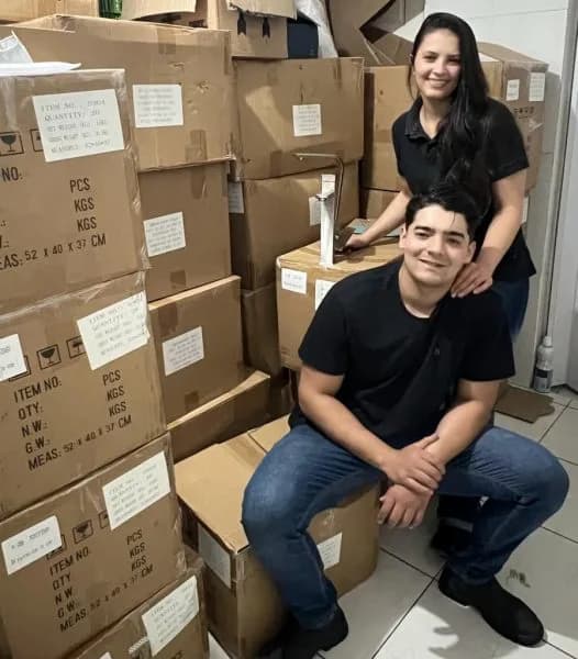 Janaina com caixas de mercadorias importadas